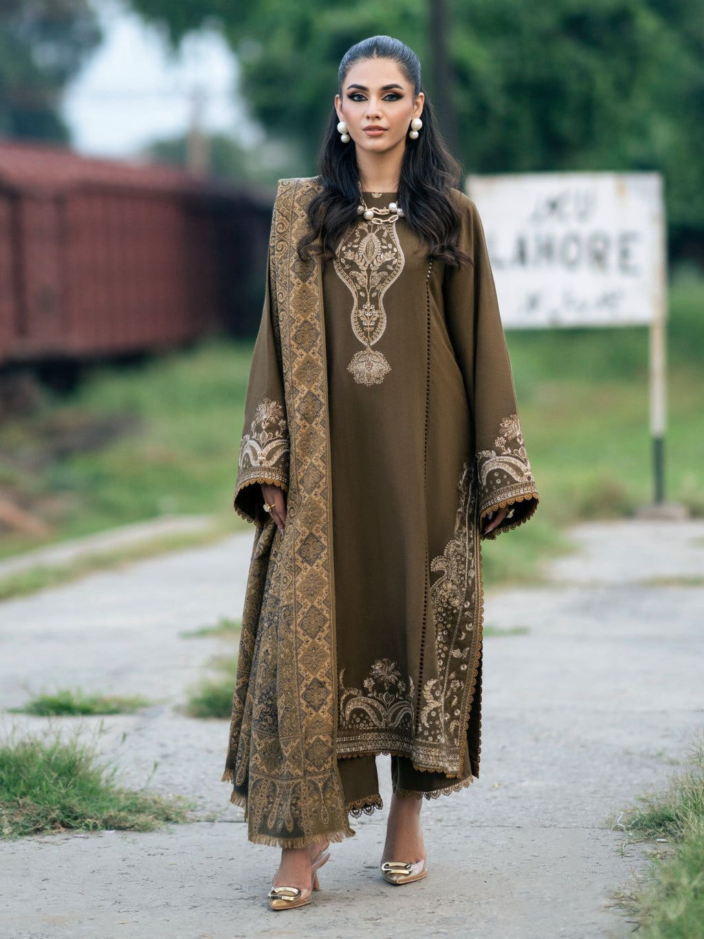 Izel Dhanak EMBROIDED DRESS