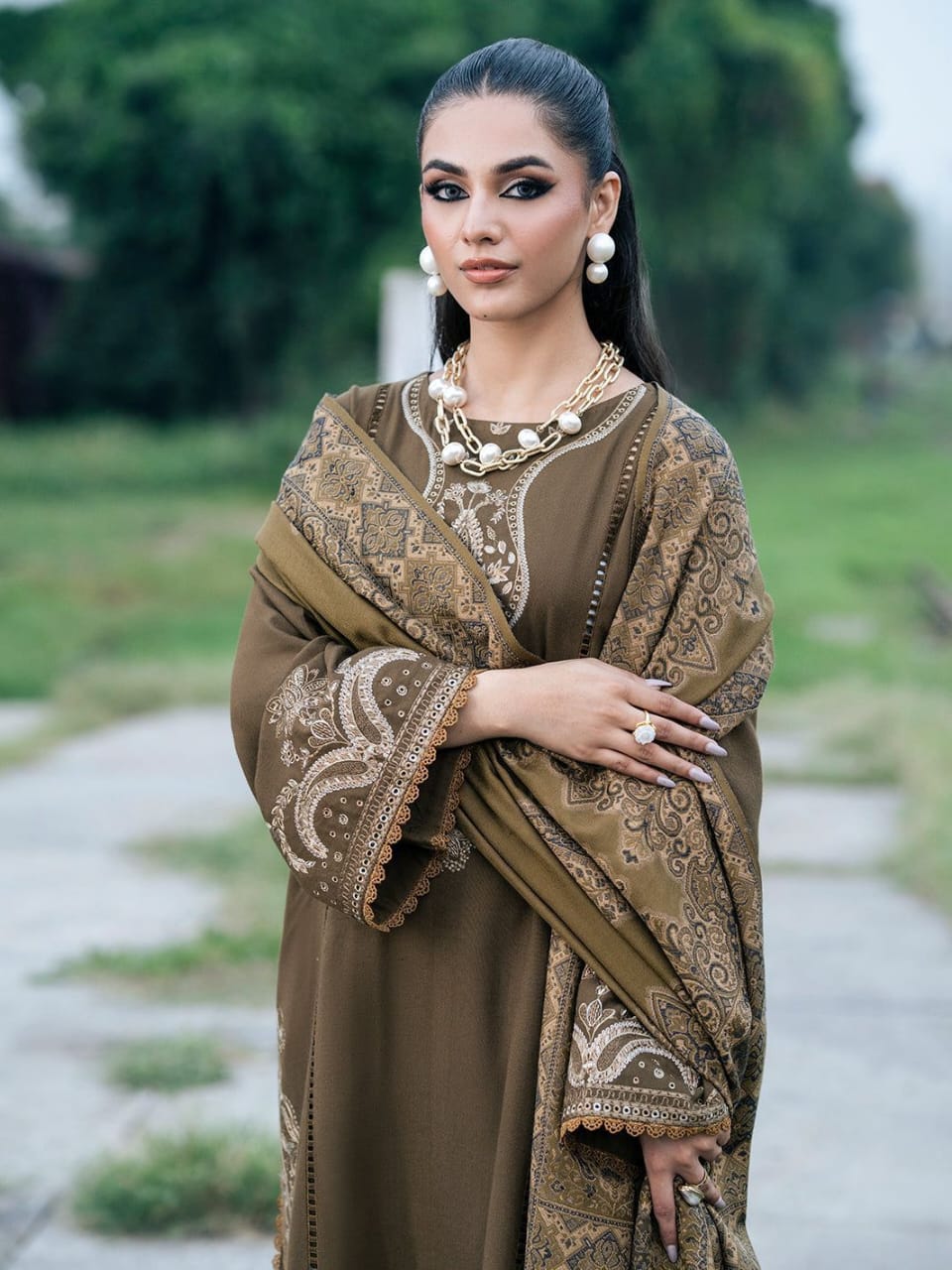 Izel Dhanak EMBROIDED DRESS